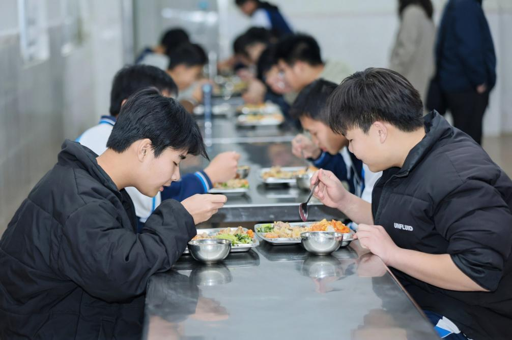 这400名山区孩子开学第一餐多了鸡肉和火龙果(图3)